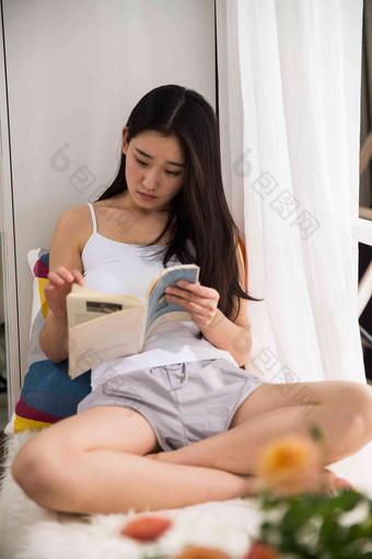 青年女人看书