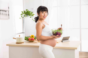 孕妇吃蔬菜沙拉沙拉氛围影相