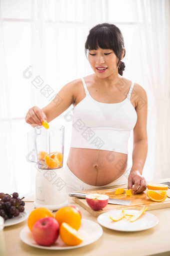 孕妇准备<strong>水果</strong>起居室清晰拍摄