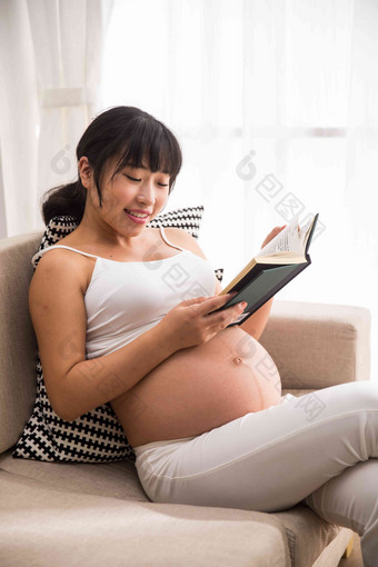 孕妇看书