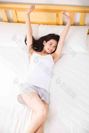 青年女人躺在床上青年人写实素材