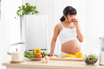 孕妇站着烹调新生活清晰摄影图