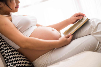 孕妇看书享乐镜头