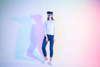 女人<strong>VR</strong>眼镜概念自由水平构图