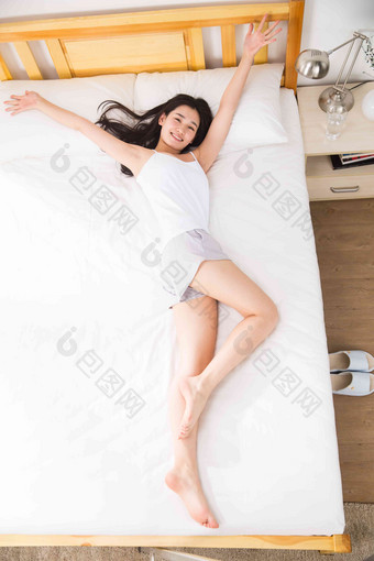 青年女人躺在床上亚洲高清镜头