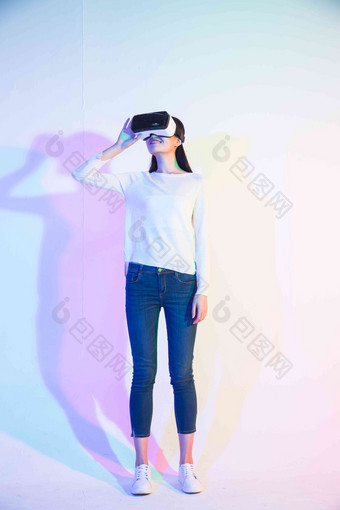 女人VR眼镜商务灯光亚洲人