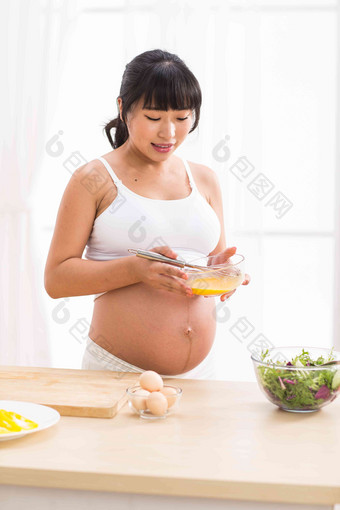 孕妇做饭休闲舒适半身像高端摄影图