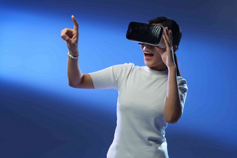 戴VR眼镜女士网络空间自动化创造力清晰素材