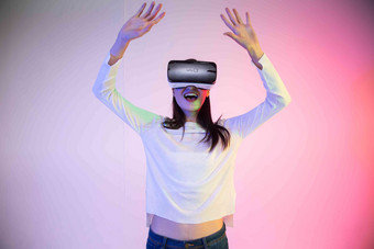 女人<strong>VR</strong>眼镜商务一个人高雅高端照片