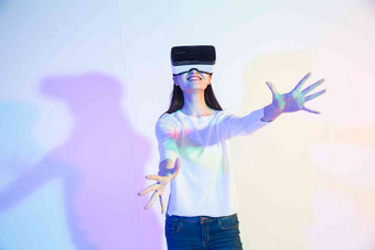 女人VR眼镜科技白色背景无忧无虑高端场景