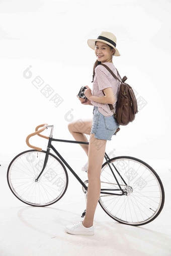 青年女孩骑车旅行