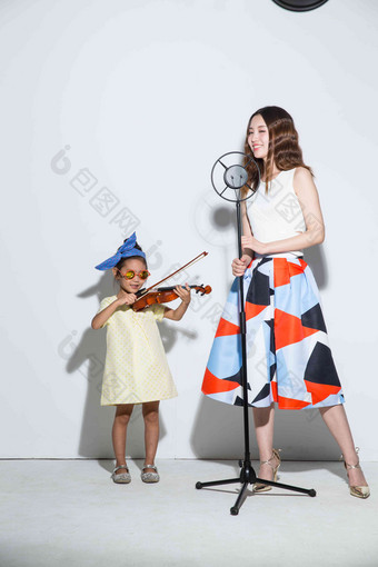 小女孩和妈妈拉小提琴童年高端影相图片