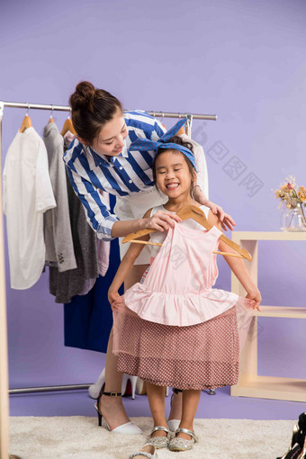 年轻妈妈中国裙子发饰镜头