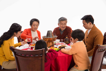 幸福家庭东方饮食三代同堂氛围影相