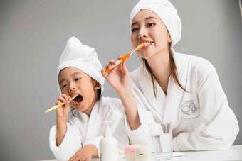 母女刷牙温馨浴室亚洲人