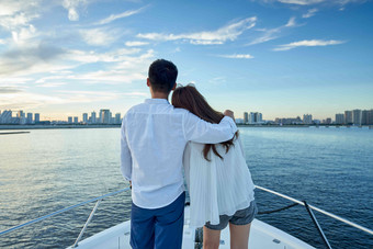 浪漫<strong>的</strong>青年夫妇乘坐游艇出海
