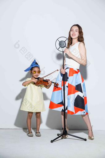 小女孩和妈妈拉小提琴快乐高清拍摄