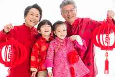 祖父母和孙辈庆祝春节
