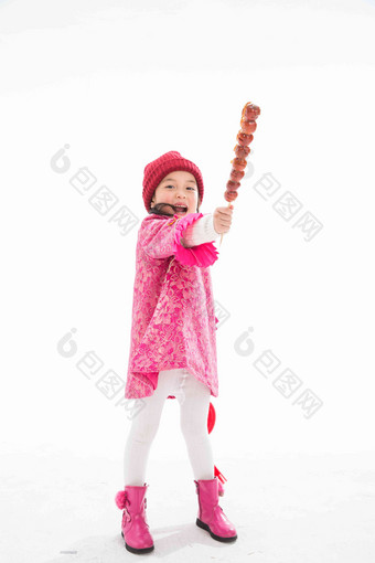 欢乐的小女孩吃糖葫芦东亚高质量照片
