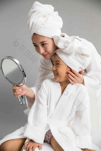 穿着浴袍的母女照镜子愉悦清晰摄影图