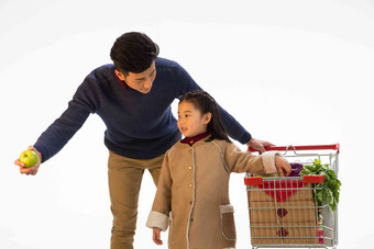 父亲和女儿购物白色背景高清拍摄