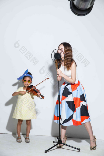 小女孩和妈妈拉小提琴小提琴高端素材