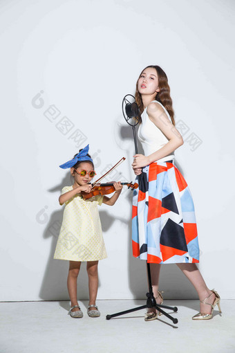 小女孩和妈妈拉小提琴中国高质量图片