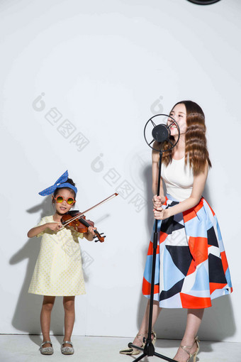 小女孩和妈妈拉小提琴装扮图片