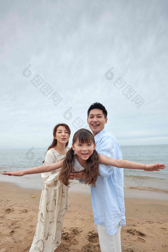 一家三口玩耍夫妇抱着中国人高质量摄影