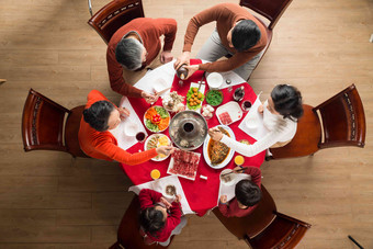 幸福家庭男孩餐桌传统节日清晰摄影