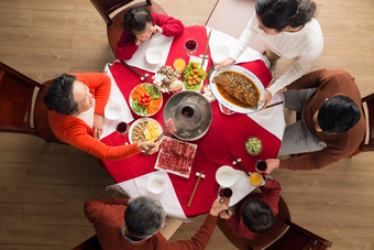 幸福家庭老年人团圆饭饮食高质量拍摄