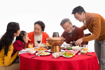 幸福家庭过年吃团圆饭