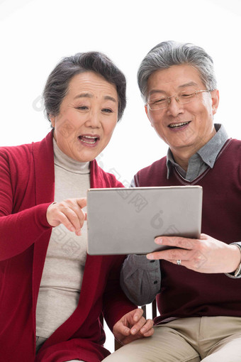老年夫妇用平板电脑拿着高清场景