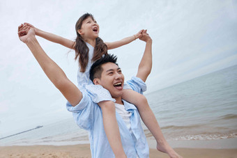 快乐父女在海边玩耍中国高清拍摄