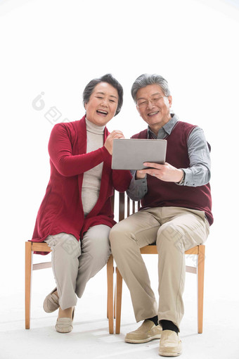 老年夫妇用平板电脑