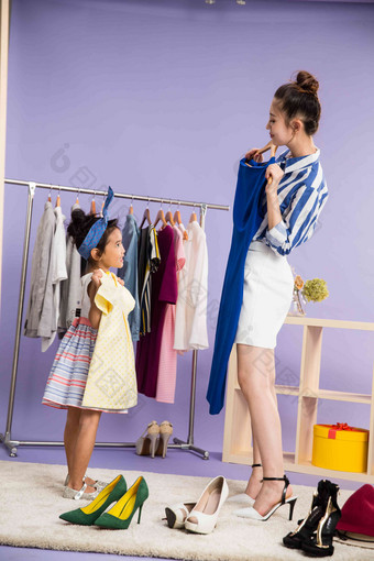 年轻妈妈和孩子试穿衣服