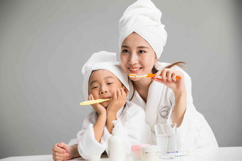 母女刷牙牙刷浴室中国人