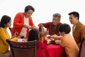 幸福家庭过年吃团圆饭