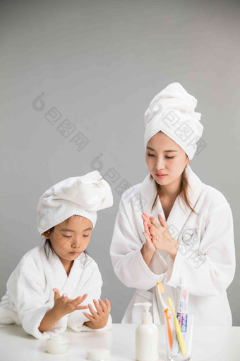 穿着浴袍的母女两个人写实素材
