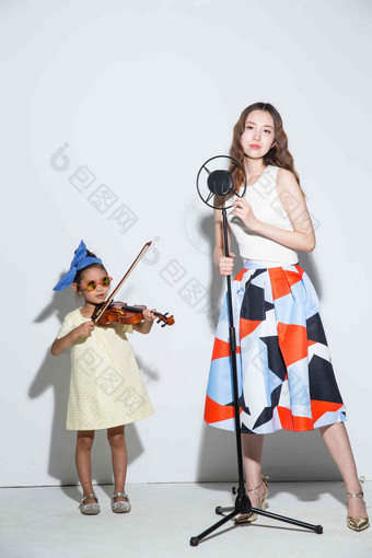 小女孩和妈妈拉小提琴家庭高质量相片