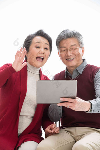 老年夫妇用平板电脑摄影写实摄影图