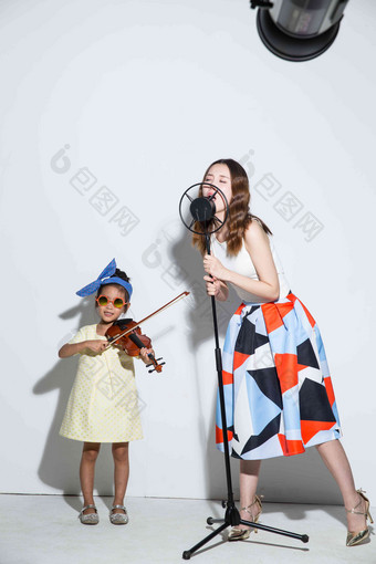 小女孩和妈妈拉小提琴艺术氛围摄影