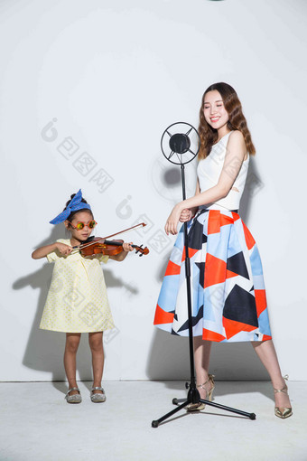 小女孩和妈妈拉小提琴中国清晰拍摄