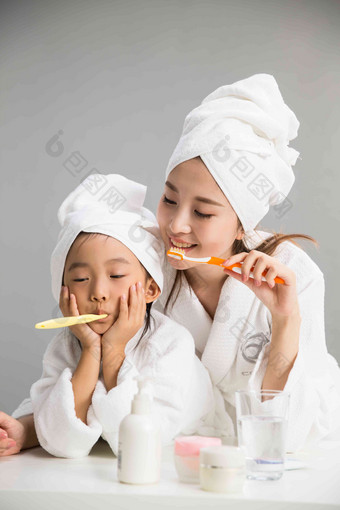 穿着浴袍的母女刷牙