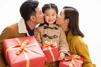 快乐家庭拿着礼物亲吻高端图片