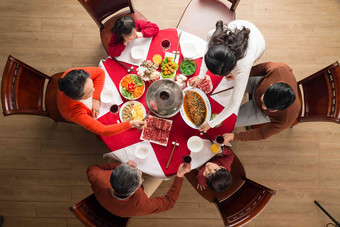 幸福家庭女孩餐桌中国人
