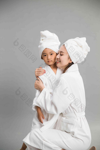 穿着浴袍的快乐母女