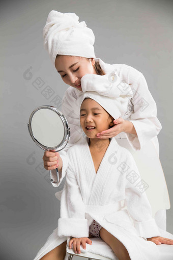穿着浴袍的母女照镜子