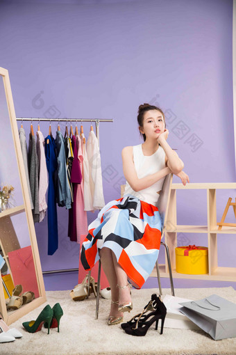 年轻女人坐在试衣间住宅房间清晰素材