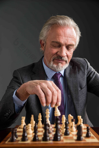 老年<strong>男人</strong>下国际象棋